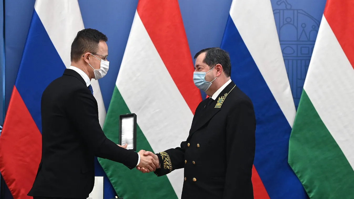 Szijjártó Péter kitüntetést adott át a távozó orosz nagykövetnek