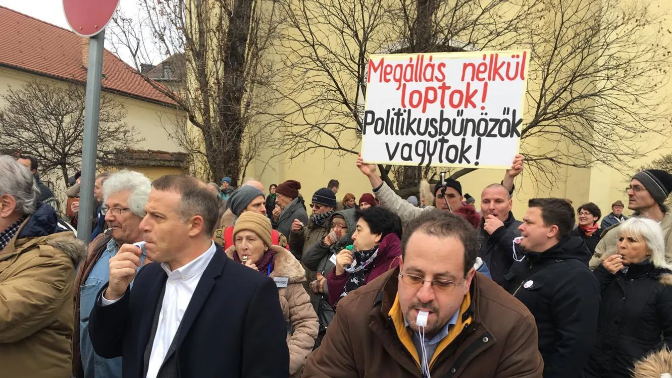 Csak messziről tudják kifütyülni Orbán Viktort