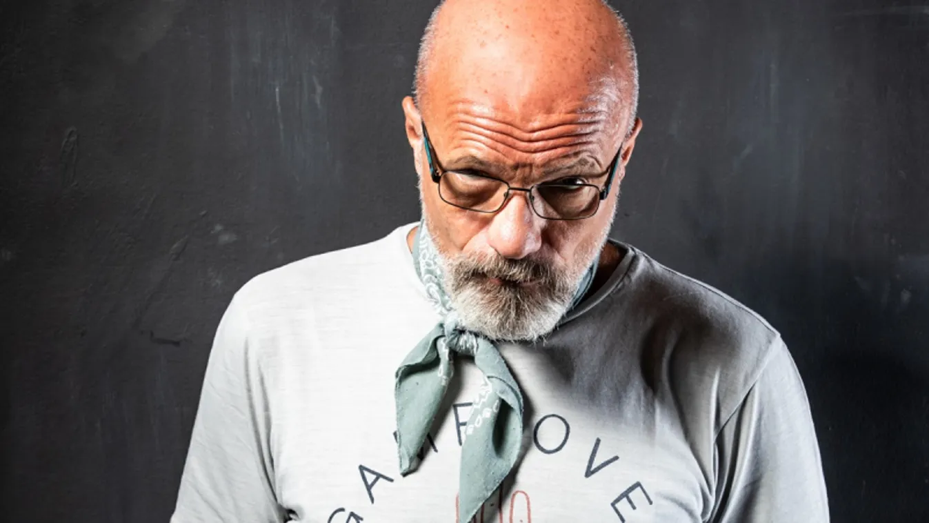 Nem gondolja, hogy egy kis szar vírus legyőz bennünket? – Zacher Gábor a Mandinernek