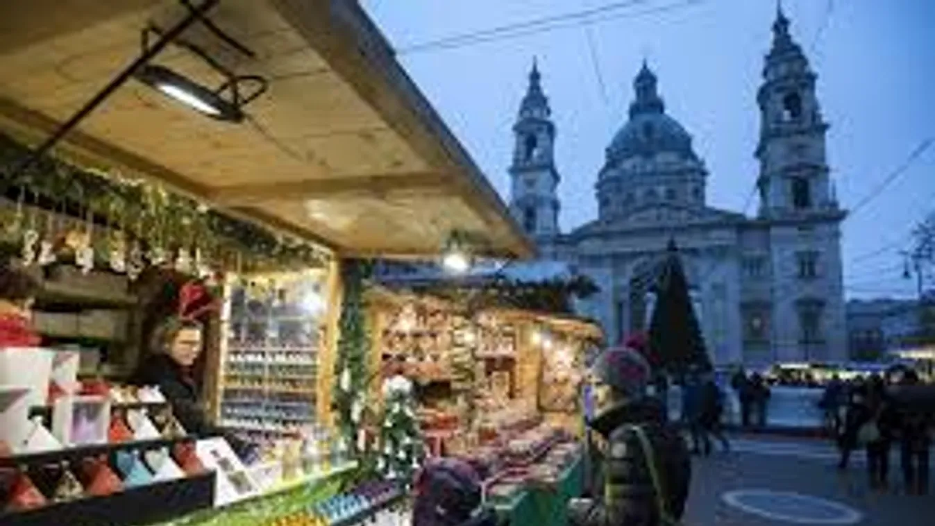 Elkezdődött a karácsonyi vásár a Vörösmarty téren