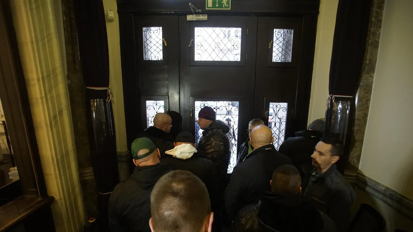 Videón a kopaszok gyűrűjéből kitörni próbáló Nyakó