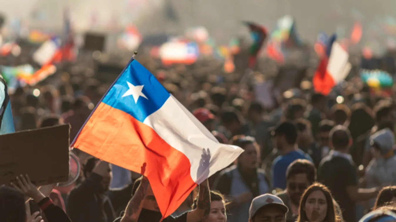 Chilében a korlátozások ellen tüntettek, egy rendőrtiszt megsebesült