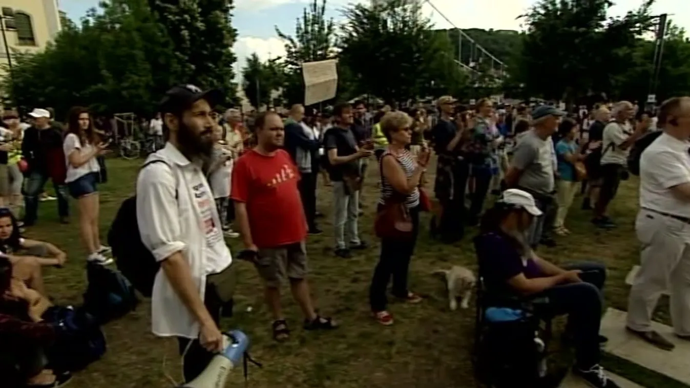 Tüntettek a Belvárosban