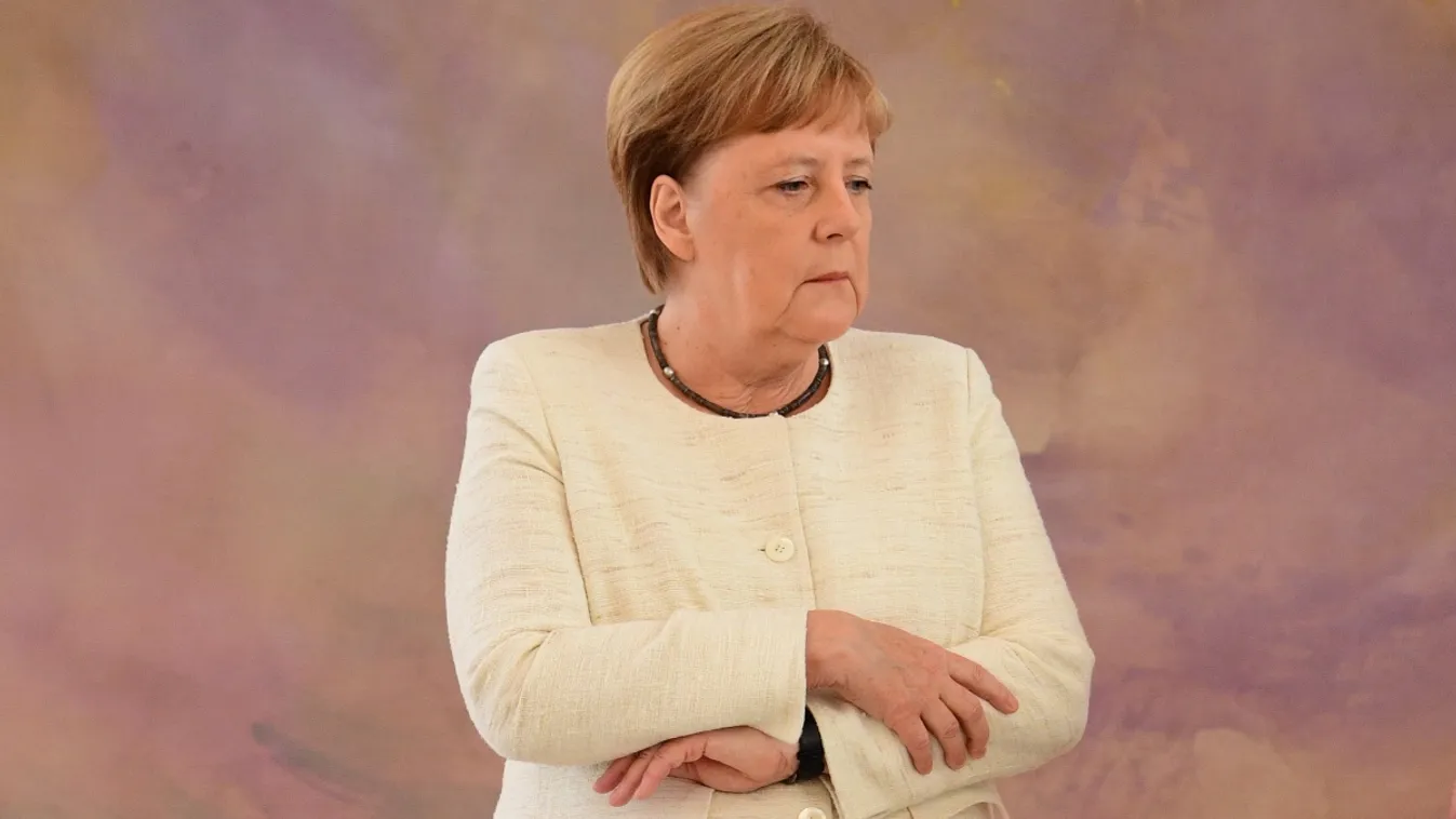 Merkel még mindig hallgat a remegéseiről