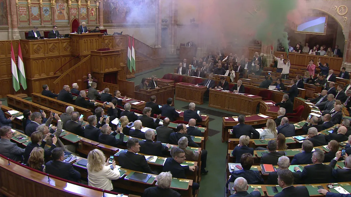 Füstbe borította a Momentum a parlamenti patkót + videó