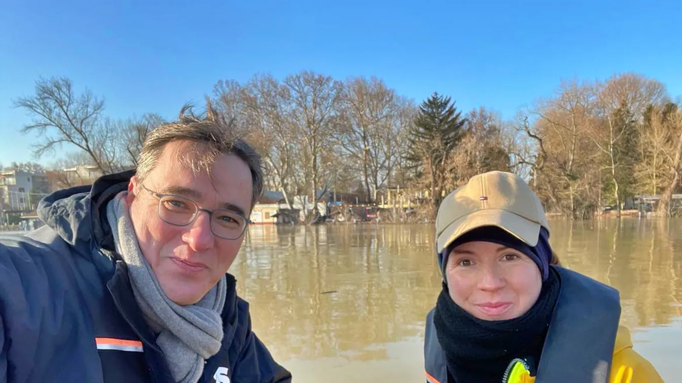 Karácsony Gergely vigyorogva szemléli a Duna áradását