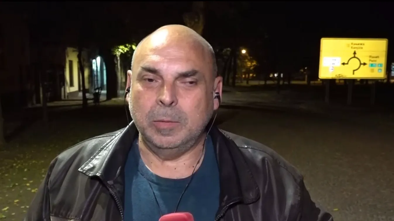 Állig felfegyverzett rendőrök gyűjtik be a migránsokat a déli határnál