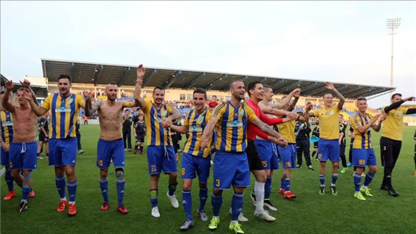 Pezsgőt bonthat Tállai