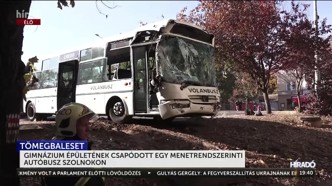 Autóbusz csapódott egy gimnáziumba Szolnokon + videó