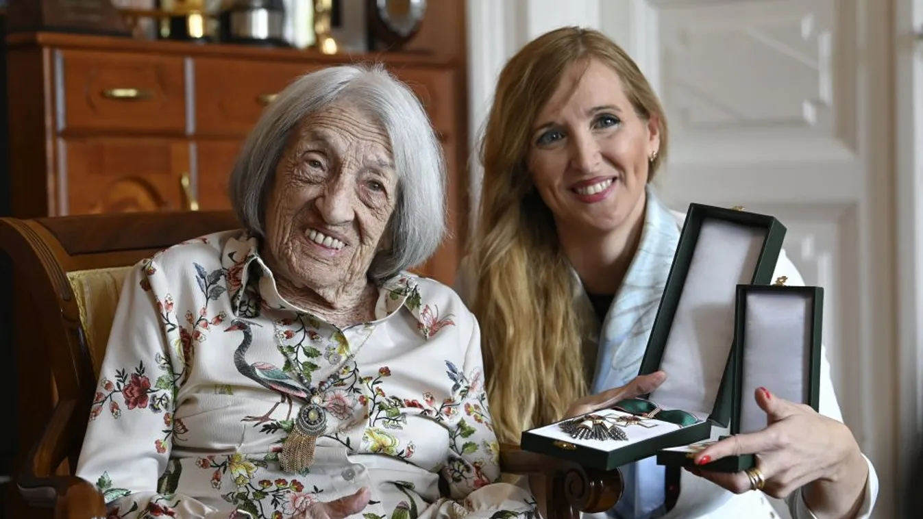 Szabó Tünde átadta Keleti Ágnesnek állami kitüntetését