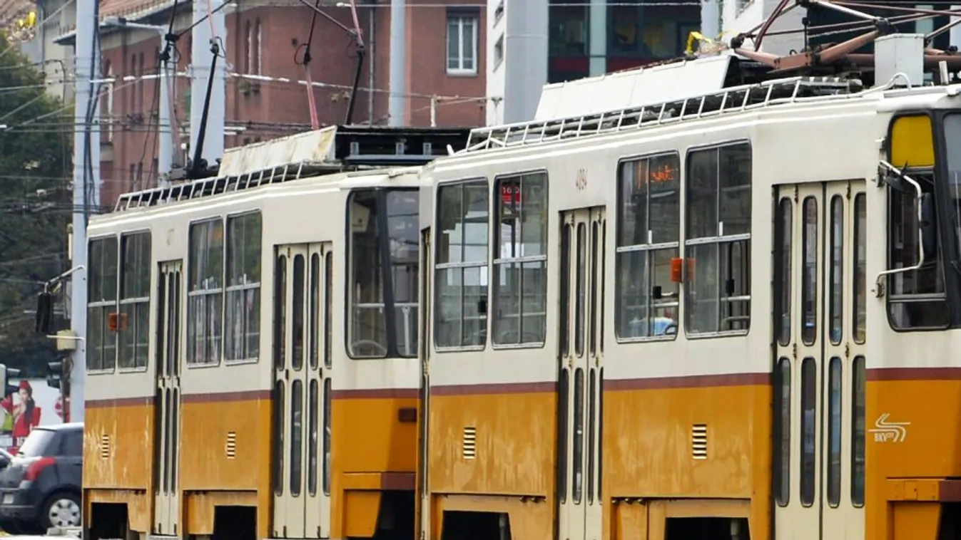 Villamosmegállóban ütöttek el egy gyalogost