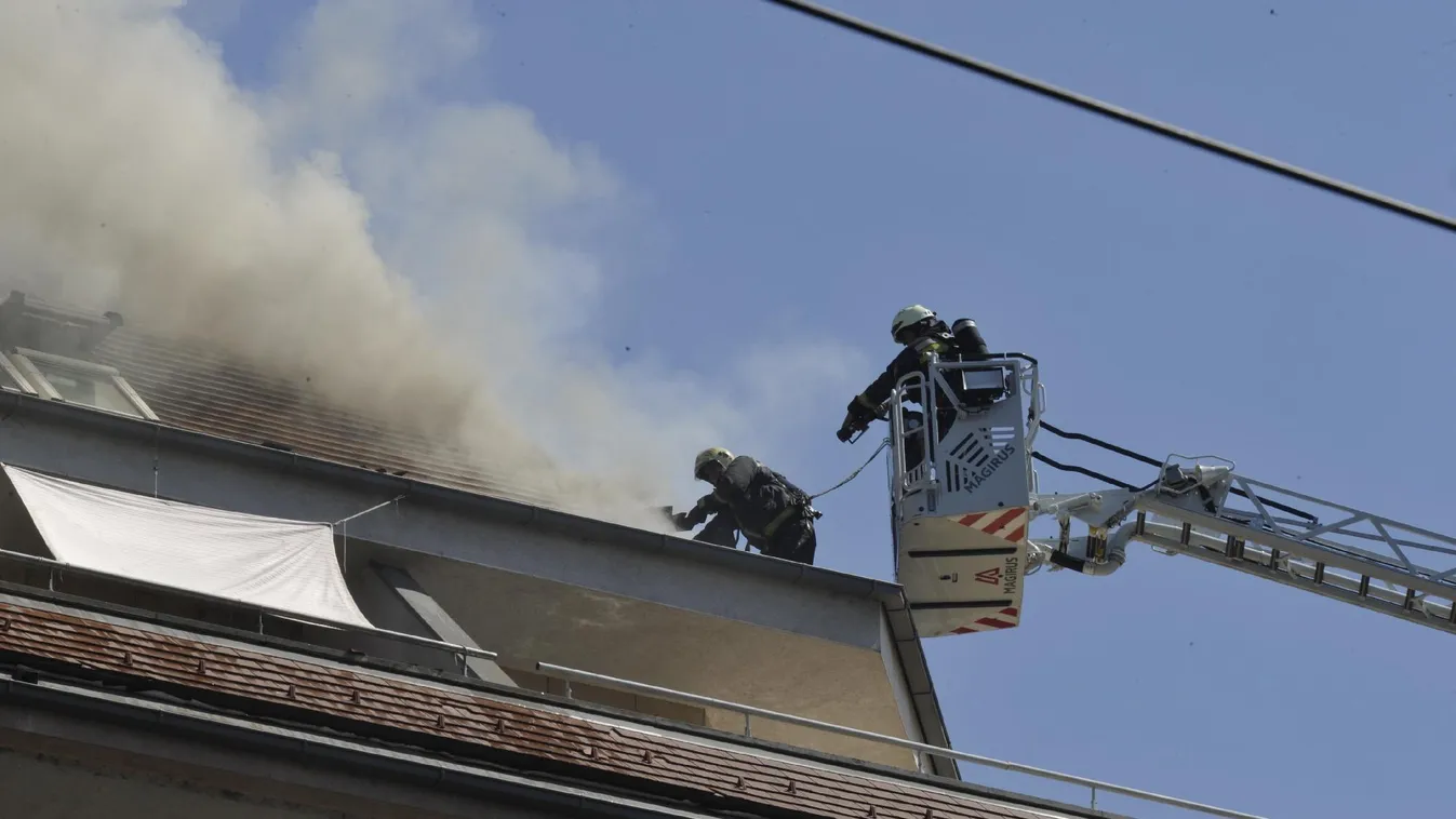 Tűz ütött ki egy hétemeletes lakóépület tetején Budapesten
