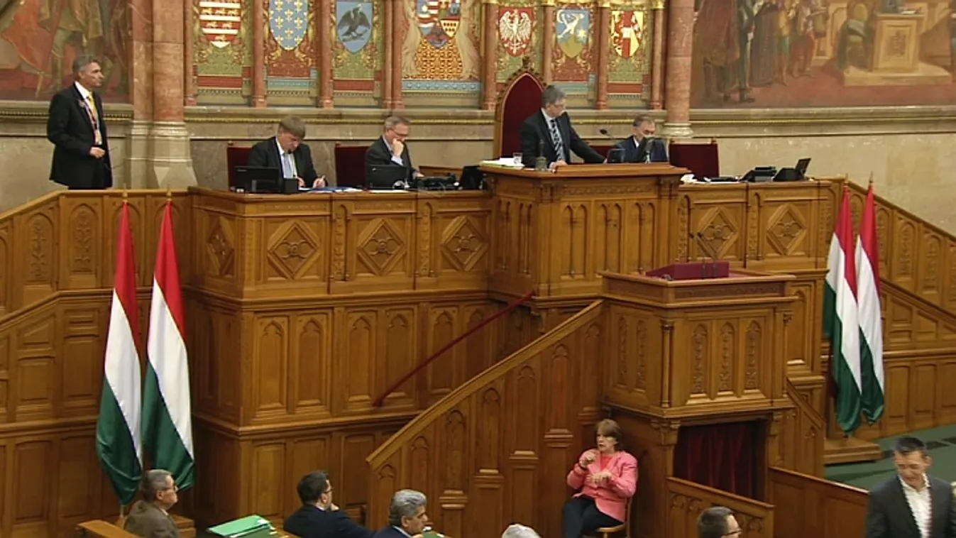 Kedden nyomhatják át a lex CEU-t