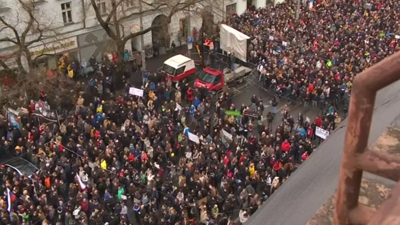 Újra tízezrek tüntettek Pozsonyban