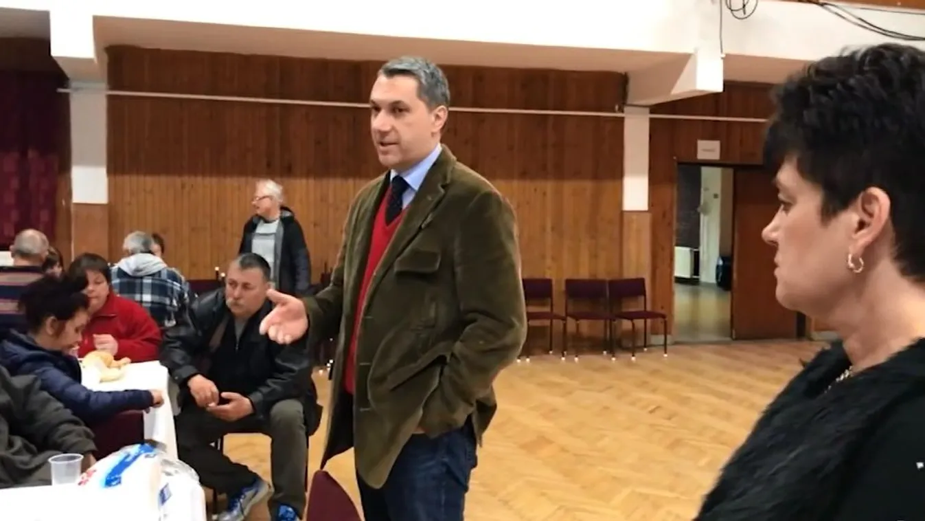 Nemrég még tolvajozta őket, most ajándékot osztott nekik Lázár János