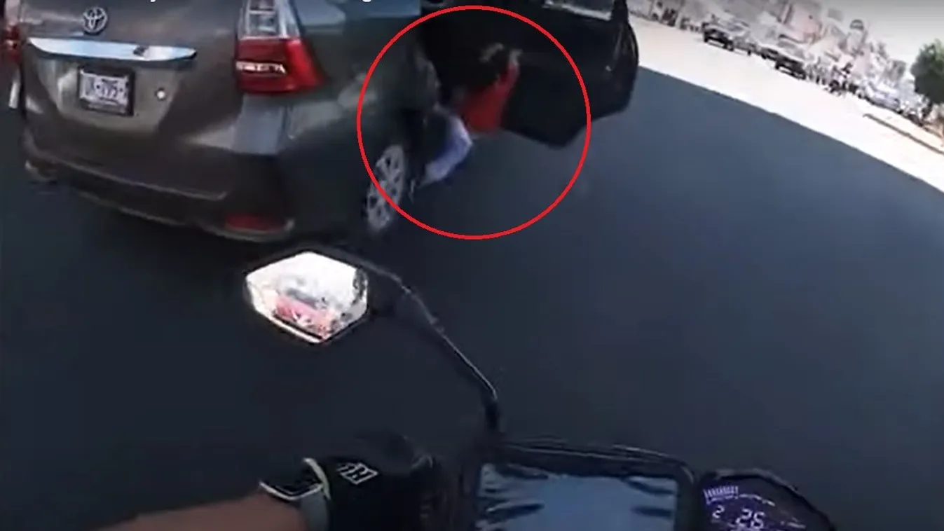 Sokkoló felvétel: Egy kisfiú kiesett a mozgó kocsiból - VIDEÓ