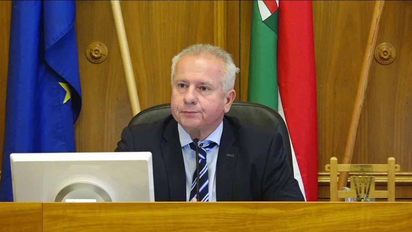 Csalás gyanúja miatt nyomoz a rendőrség Pécsett + videó