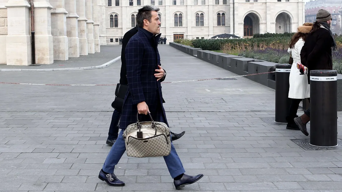 Habony jószolgálati szerepben