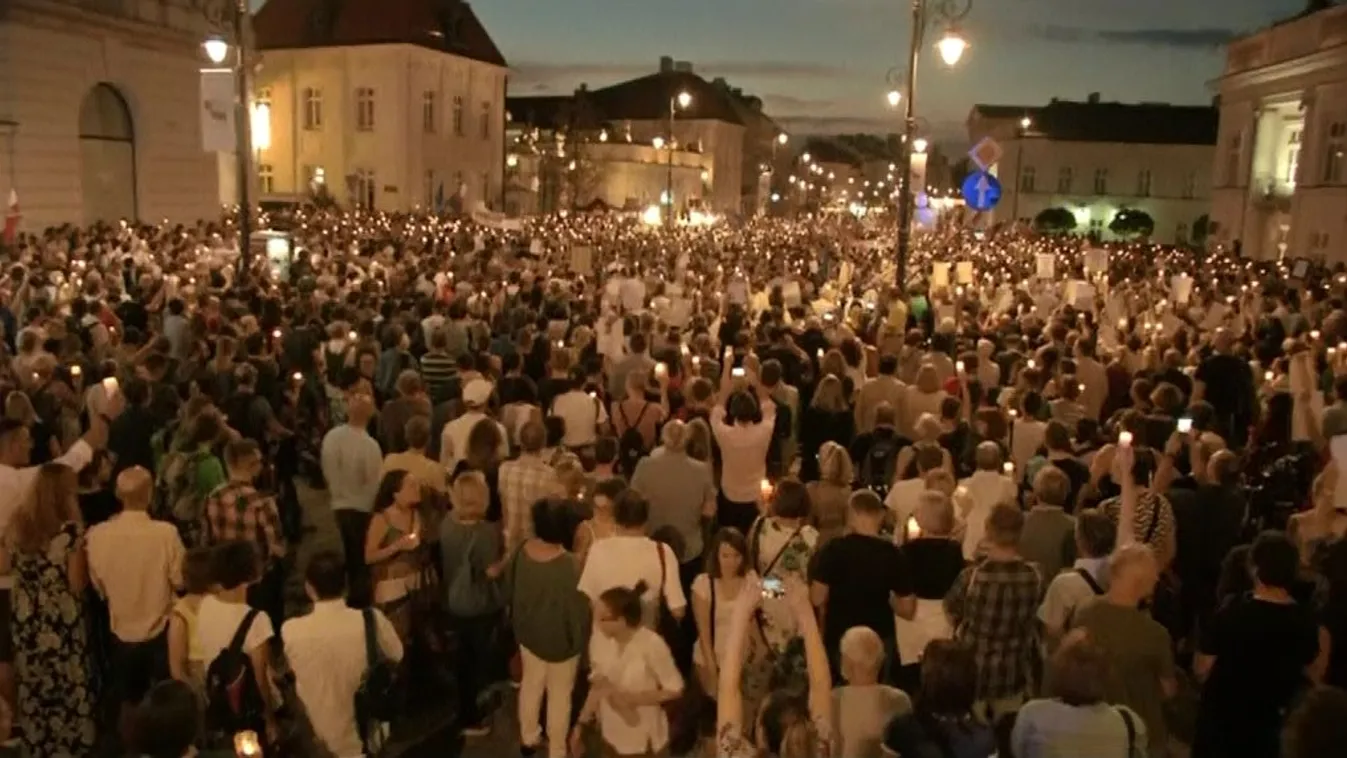 Több mint tízezren tüntettek a kormány igazságügyi reformja ellen