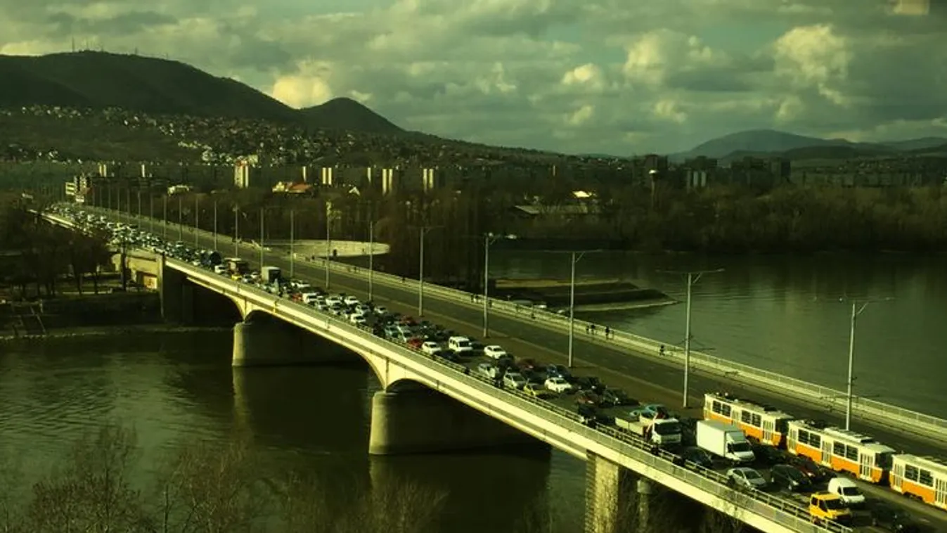 Tömegkarambol az Árpád hídon