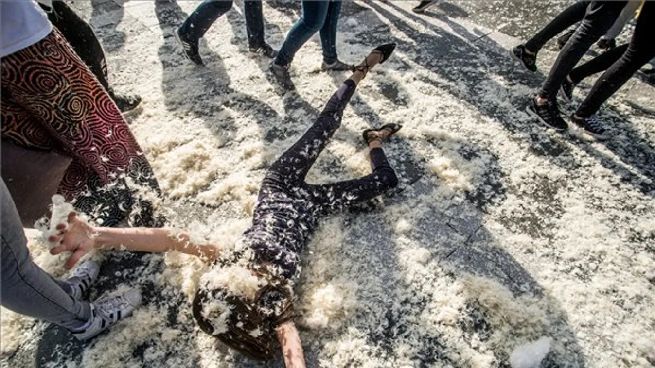 Százezrek püfölték egymást egy órán át