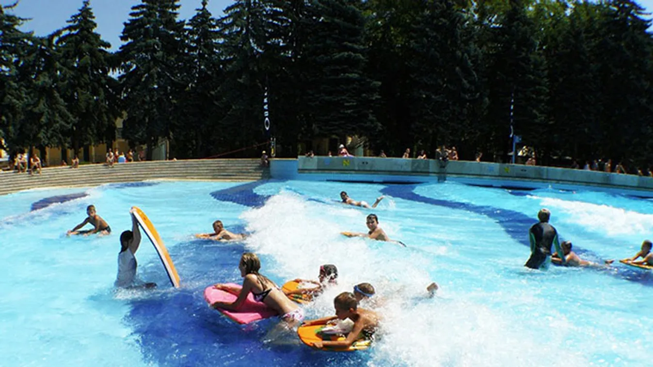 Fürdőzők, figyelem, ma később zárnak a strandok