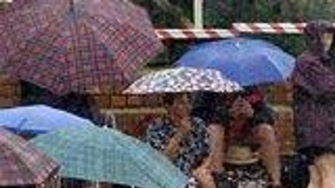 Extrém mennyiségű esőre figyelmeztetnek