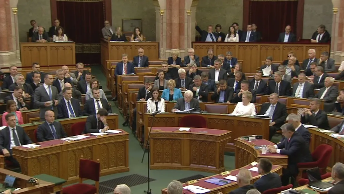 „Az LMP, a KDNP-vel ellentétben, nem ül nyakig a lekvárban”