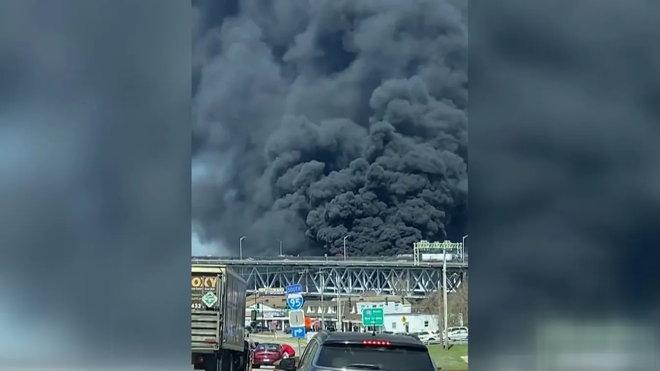 Baleset miatt kigyulladt egy tartályautó, égett a híd