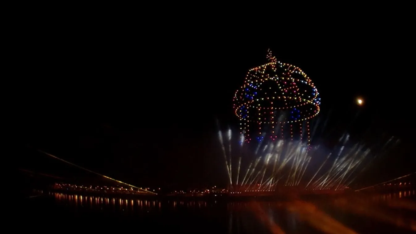 „Szent Koronája azóta is békében támasza, bajban ereje népének" – tűzijáték Budapesten a Duna fölött  + videó