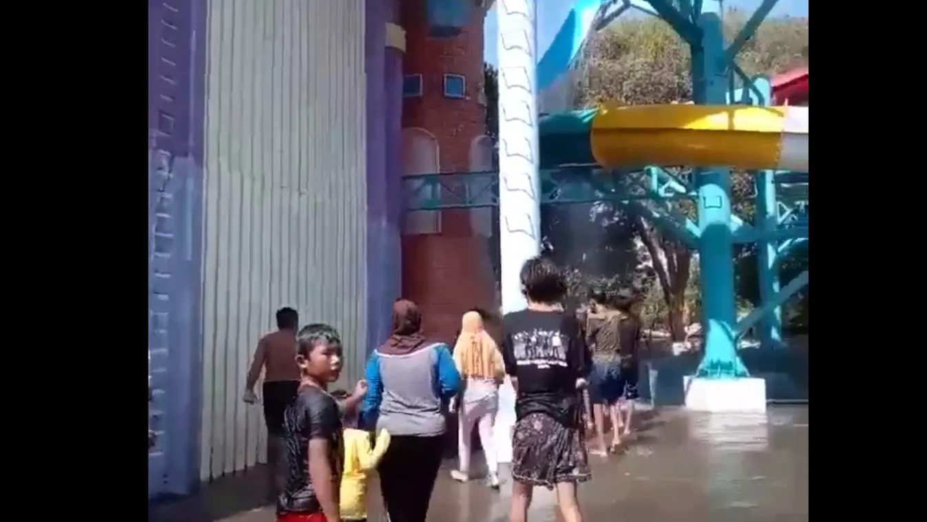 Leszakadt a gyerekek alatt az óriáscsúszda, tíz méterről zuhantak le a betonra - videó