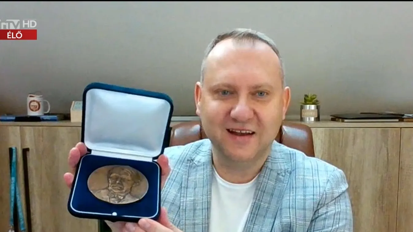 Mozaik - Dunda György kapta az első Kosztolányi-díjat