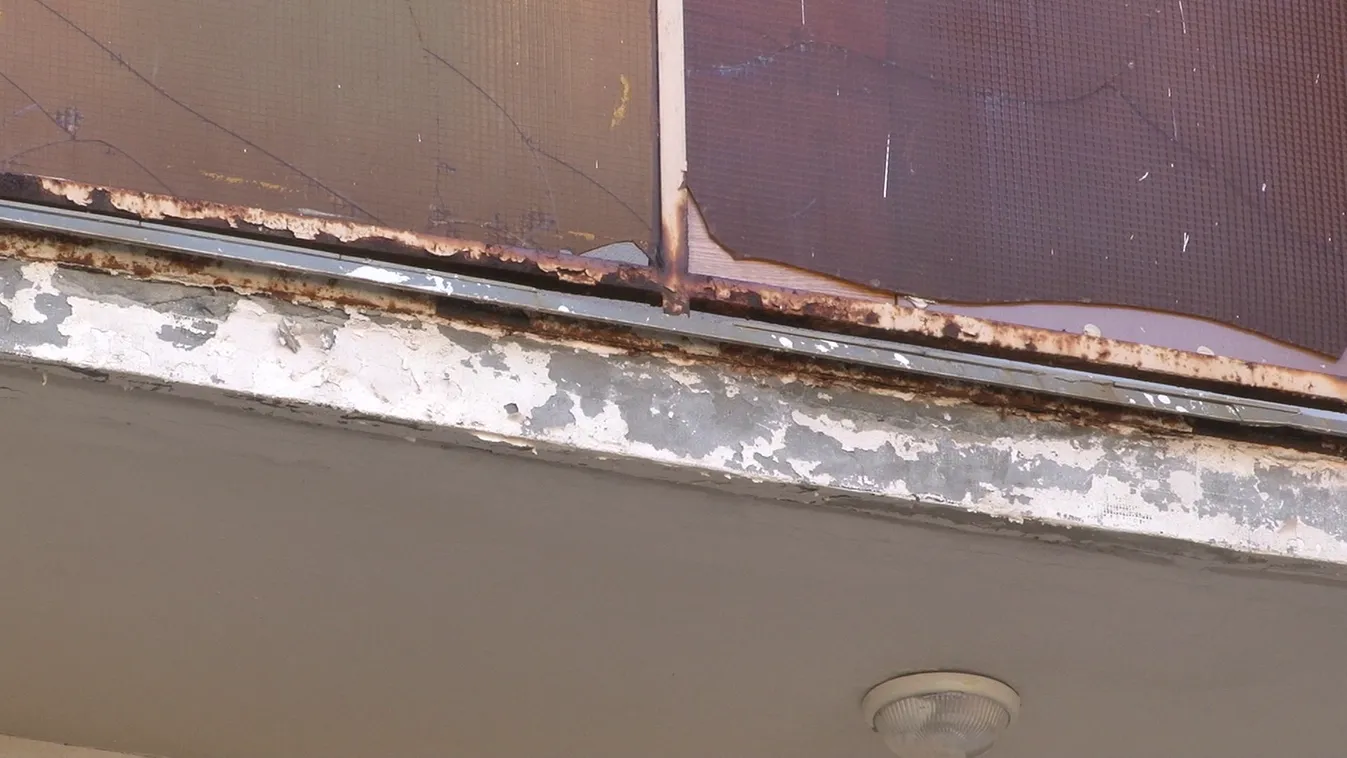 Évek alatt sem sikerült megjavítani az önkormányzati bérlakás korlátját + videó