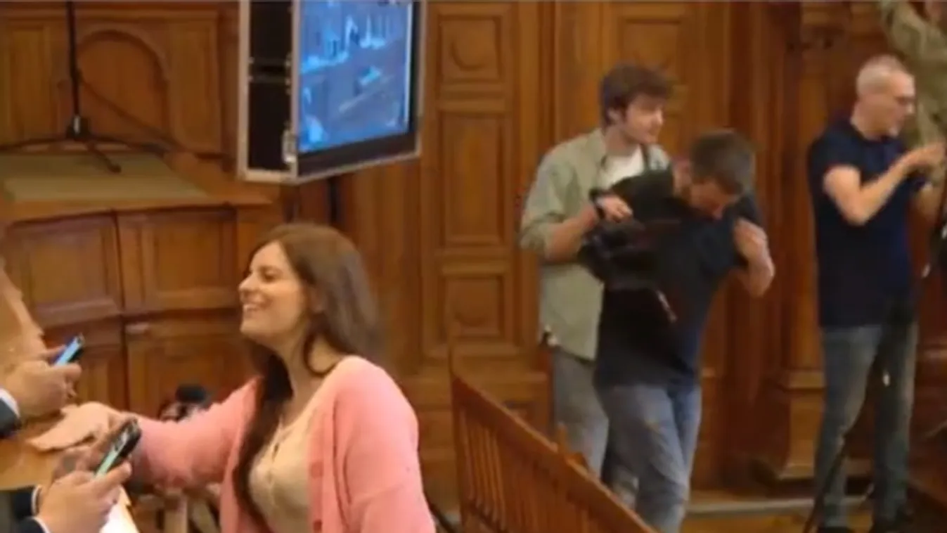 Az olasz miniszterelnök segítségét kérte a baloldali aktivista, aki a nagykövetségre menekülne + videó