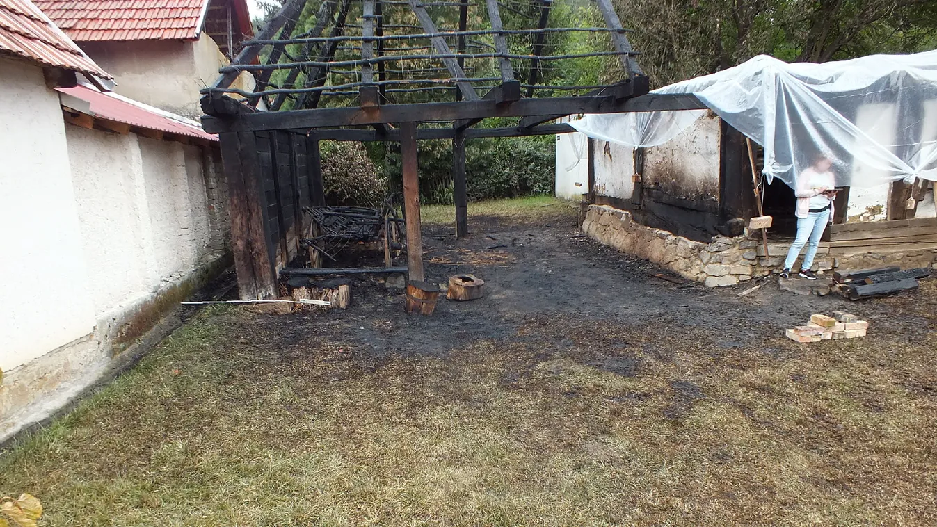 A felügyelet nélkül hagyott forró sütőolaj miatt égett le Parádon a palócház