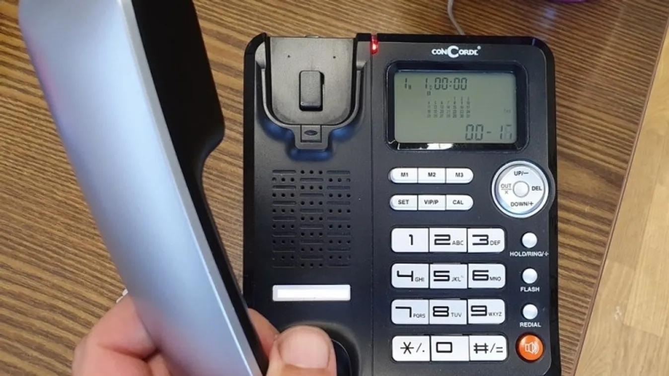 Halló! Én a … bank munkatársa vagyok!