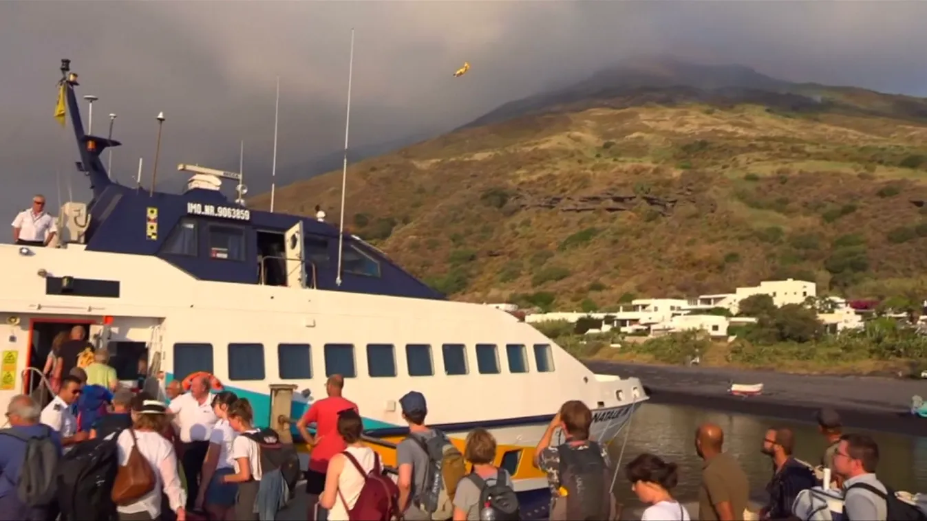 Hírvilág: Az olaszok nem kérnek a bevándorlókból és egy kitörő vulkán miatt is aggódnak