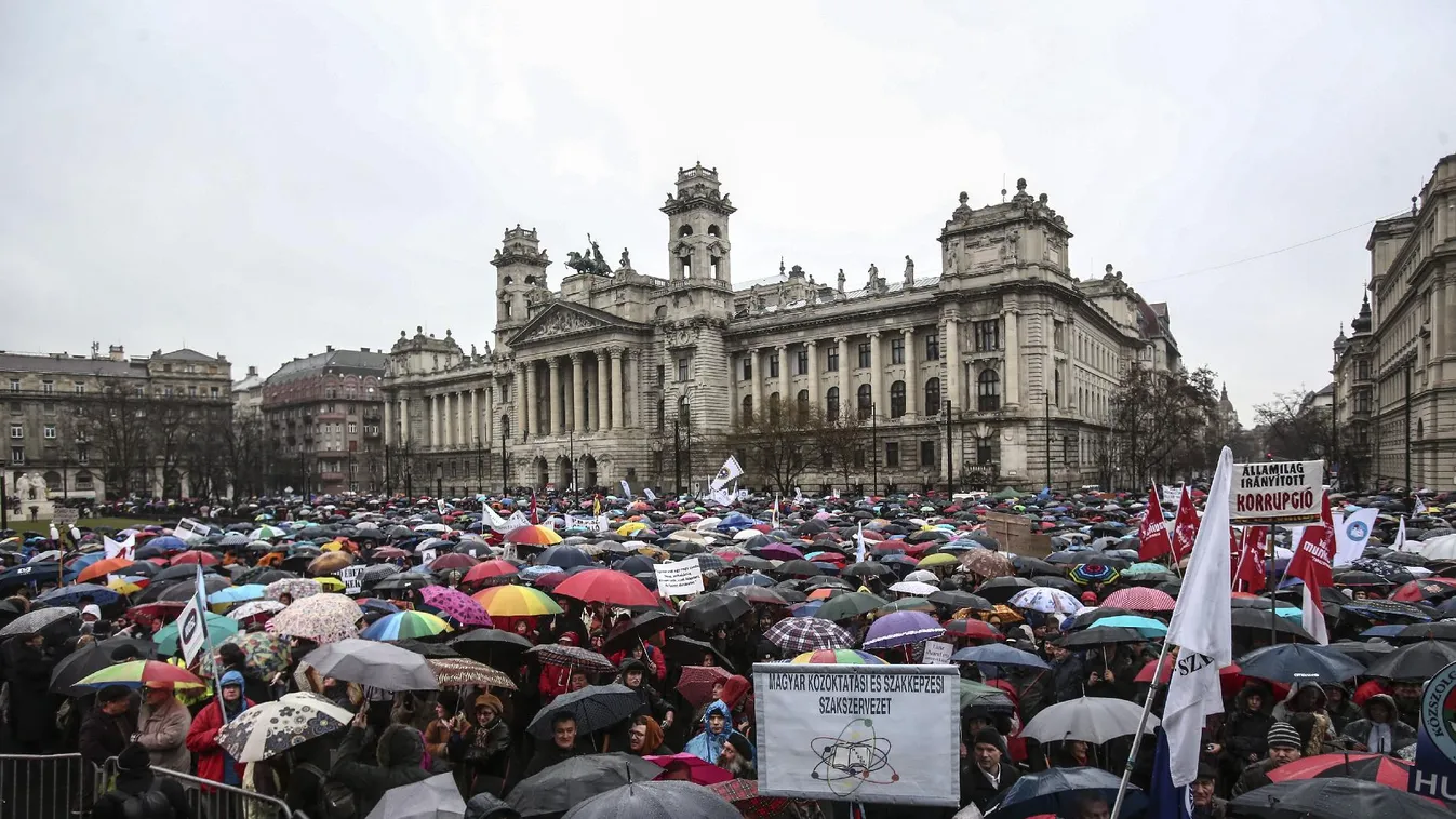 Sokan a demonstráló pedagógusok mellett állnak