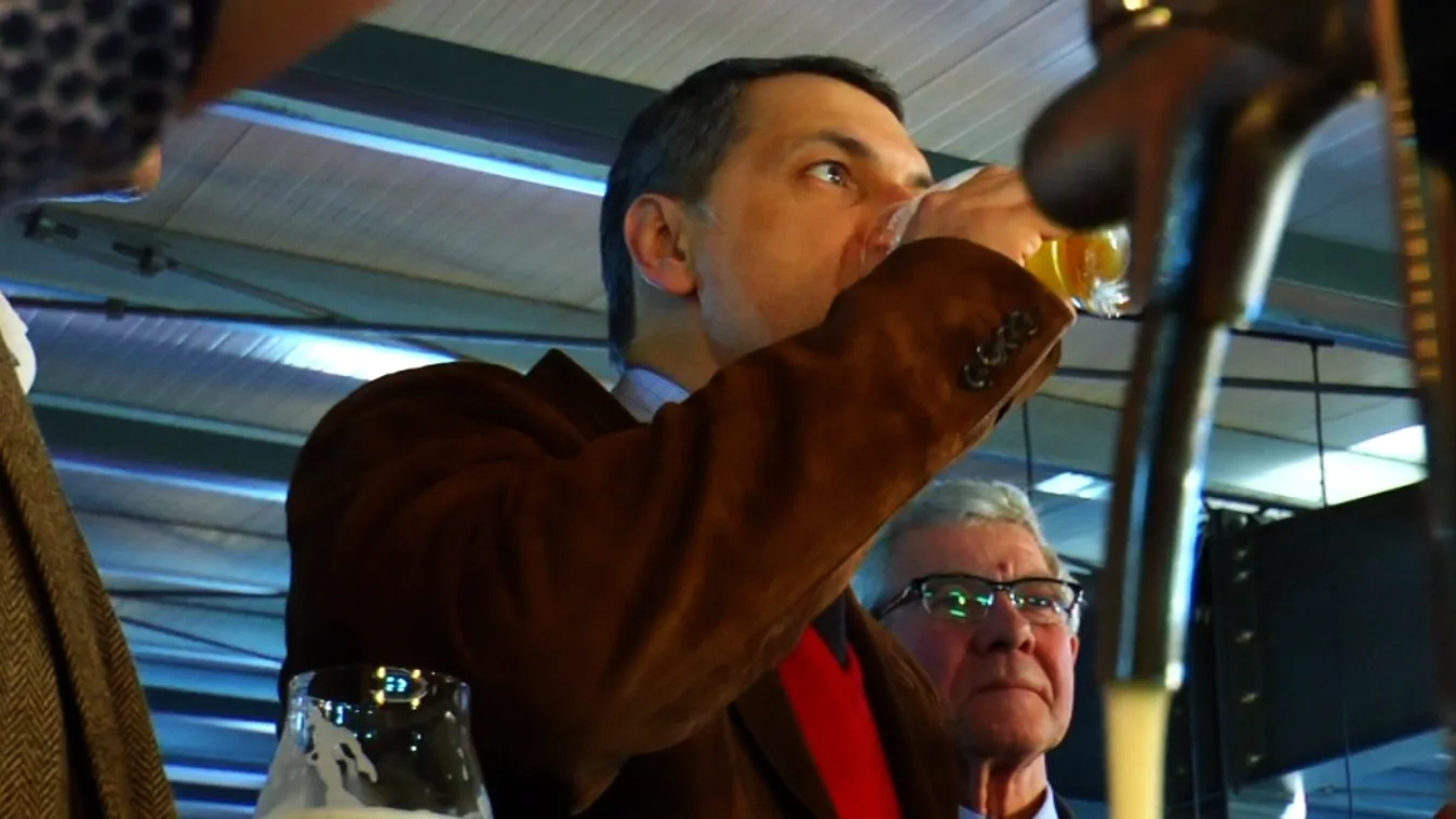 Belekóstolt a sörbe, majd üzent a Heinekennek Lázár