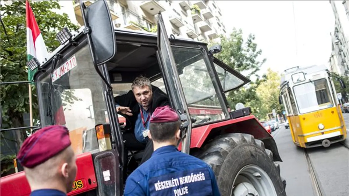 Traktorral, közösen tüntettek – Reggeli járat