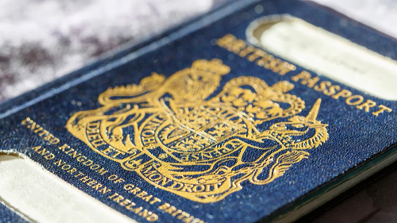 Márciustól ismét kék lesz a brit útlevél