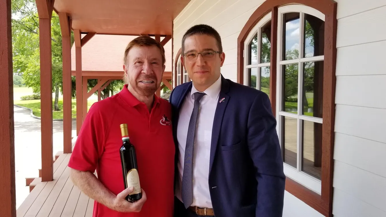 Orbán Viktor ajándékot küldött Chuck Norrisnak