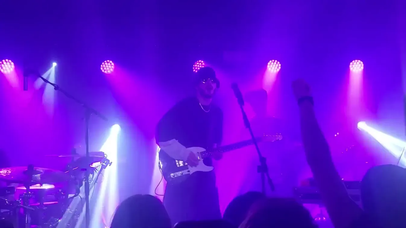 A drog ás alkoholfogyasztást is népszerűsíti dalaiban Azahriah + videó