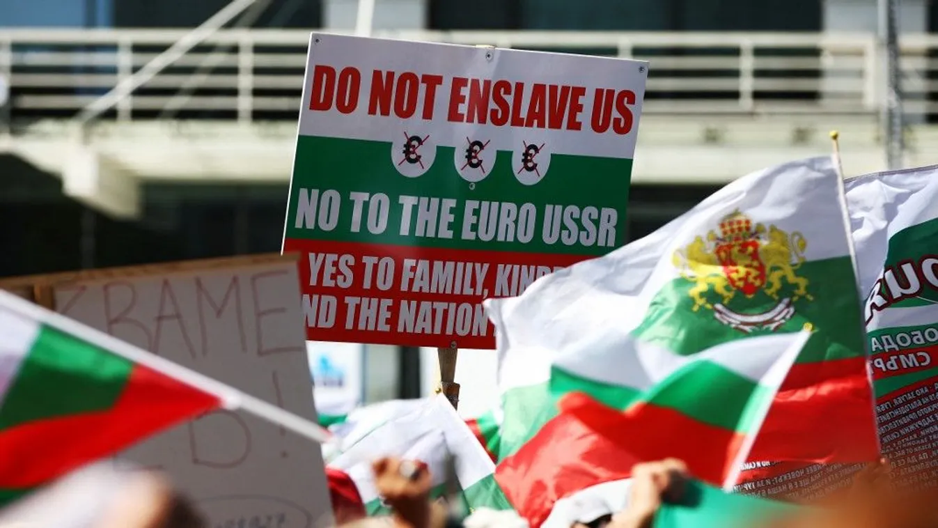 Kitört a káosz Szófiában – Euróellenes tüntetők bénították meg a várost