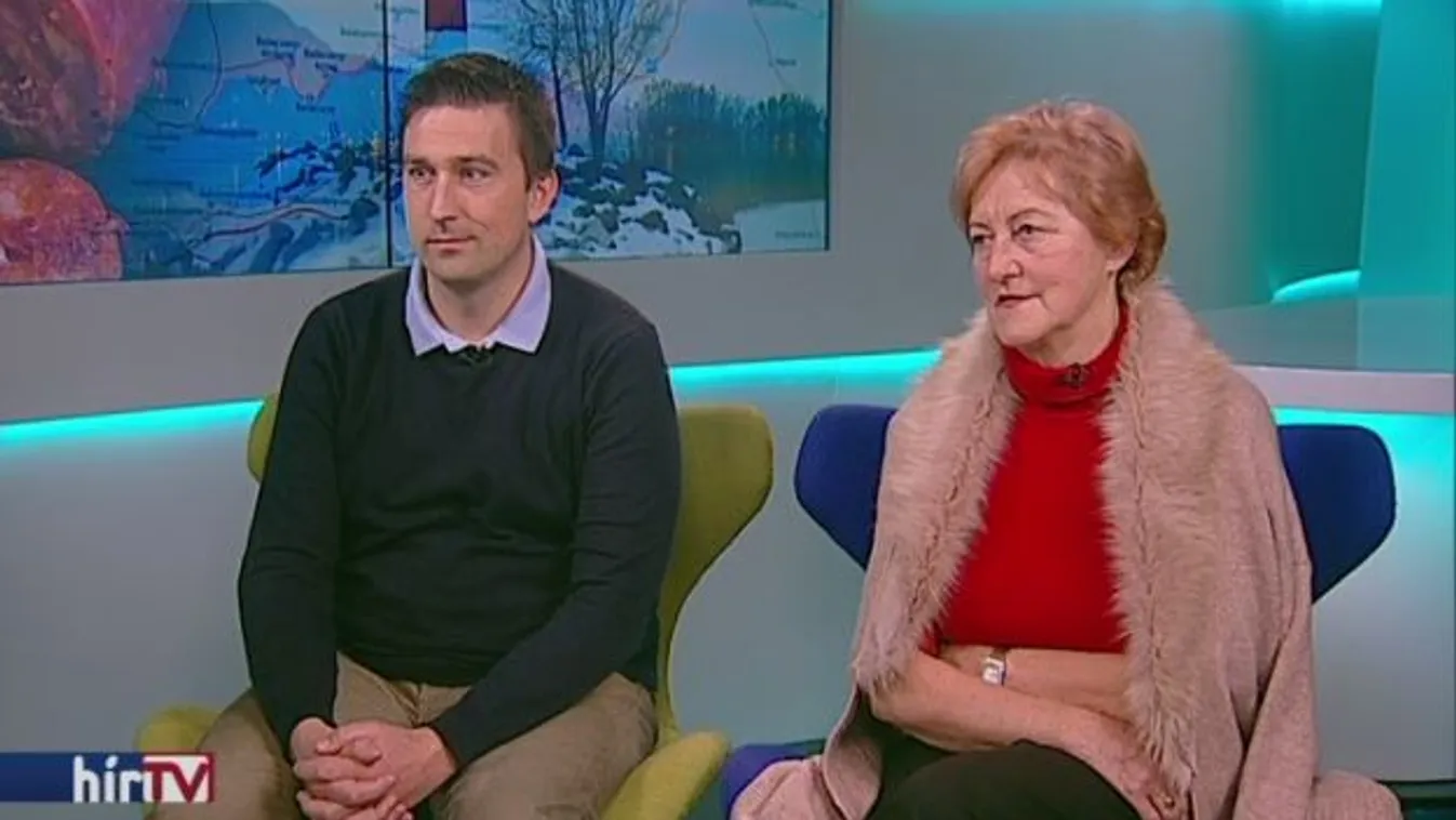 Hosszan tekeredő kolbász és túlcsorduló pálinka