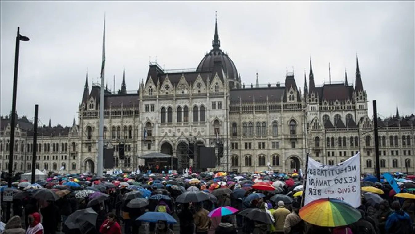 Tüntetés, kerekasztal, platform – Csörte