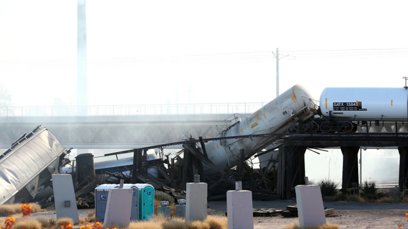 Kisiklott egy tehervonat, összeomlott egy vasúti híd Arizónában