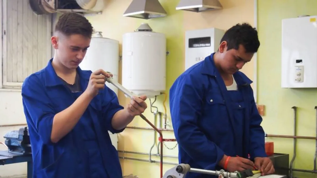 Az intézmények biztosítanak maszkot a szakképzésben szakmai vizsgázóknak, vizsgáztatóknak