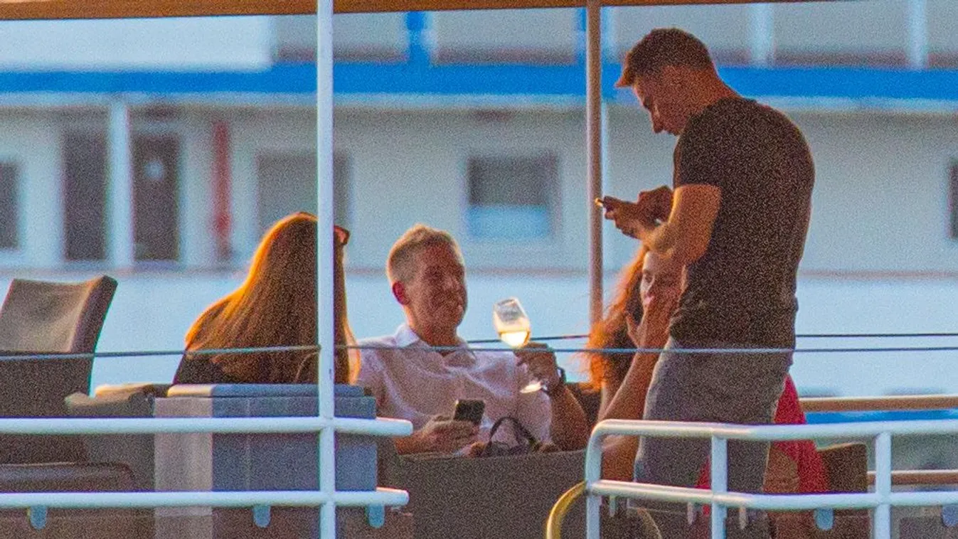 Magyar Péter megint bulizott, ezúttal félmeztelenül