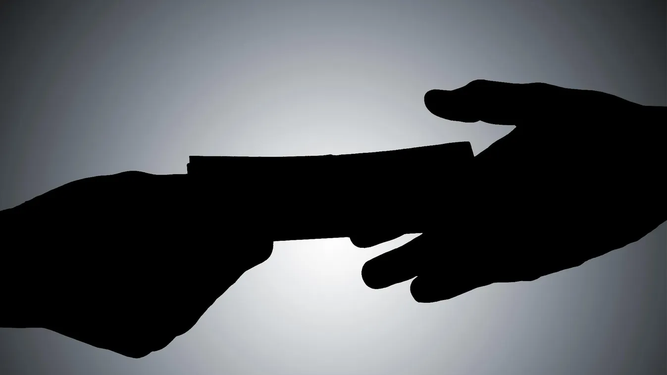 Pénzmosás miatt vádat emeltek nyolc ember, köztük két ügyvéd ellen